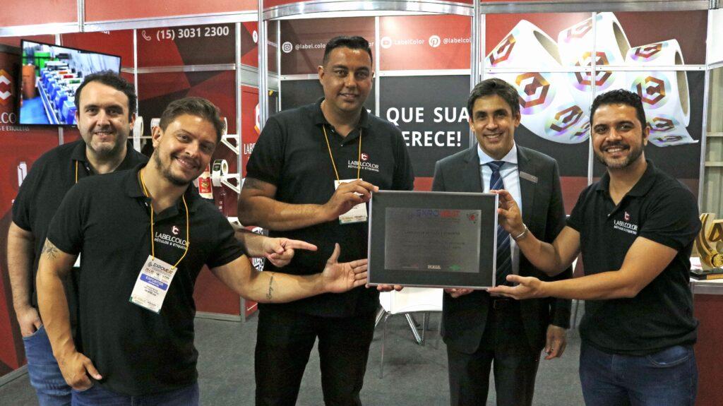 Equipe LabelColor recebendo certificado de participação da Expomeat