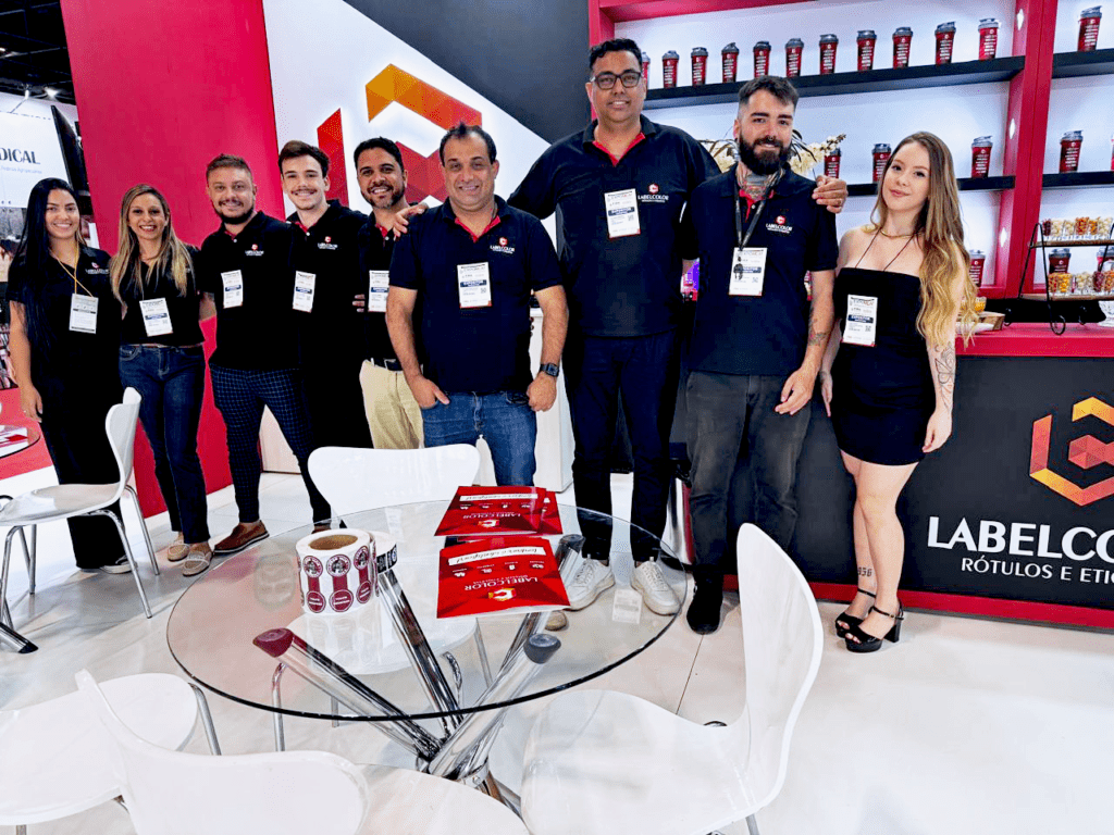 Colaboradores da LabelColor Rótulos e Etiquetas preparados para atender aos visitantes da 5ª Expomeat 2024