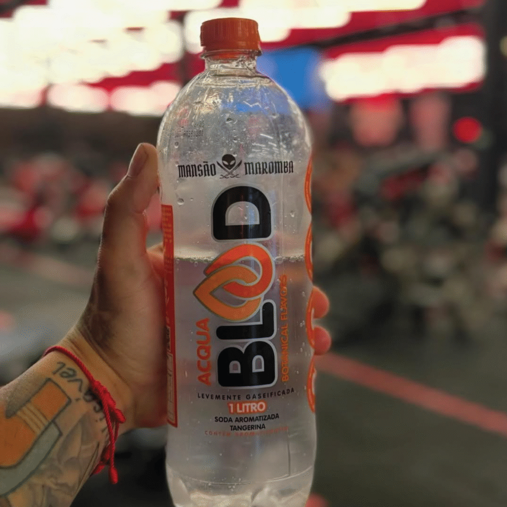 Rótulo sleeve da água gaseificada Acqua Blood sabor tangerina em garrafa PET de 1 litro com design moderno em preto e laranja.