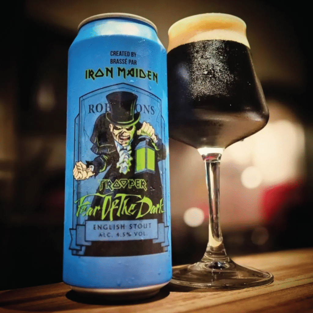 Rótulo sleeve da cerveja Trooper Fear of The Dark em lata azul com ilustração sombria do personagem Eddie ao lado de taça servida.